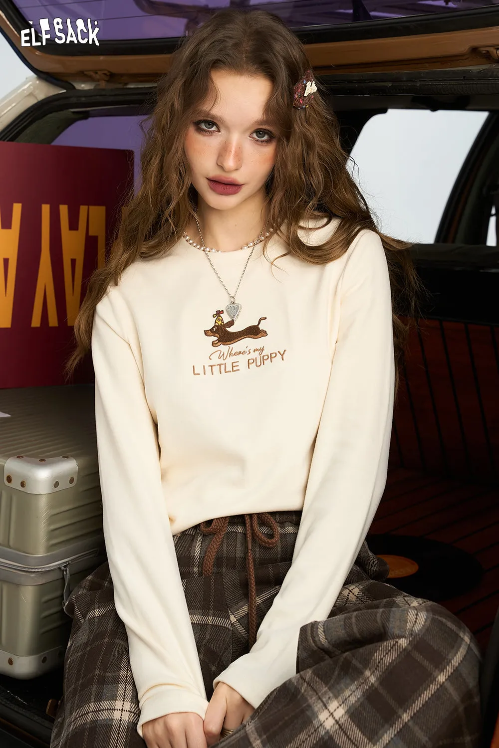 ELFSACK 2024 Winter New Arrivals Casual Versatile Original Embroidered Slimming High Neck T-shirt for Women